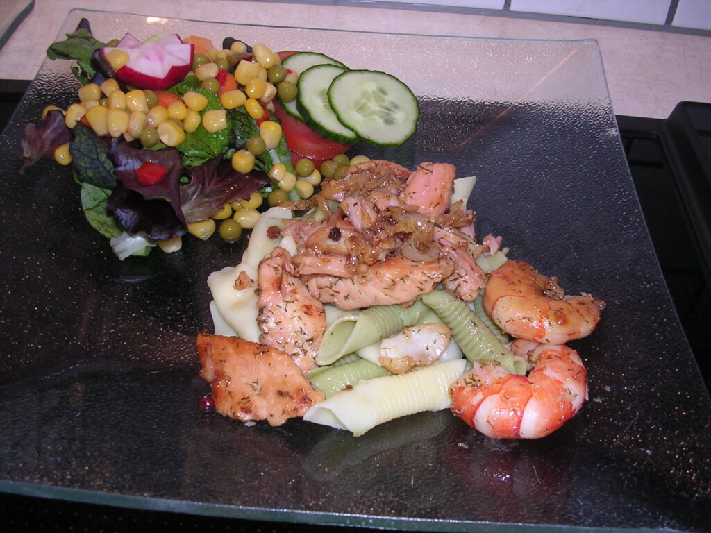 Lauwe pasta met zalm , gerookte zalm en scampi’s
