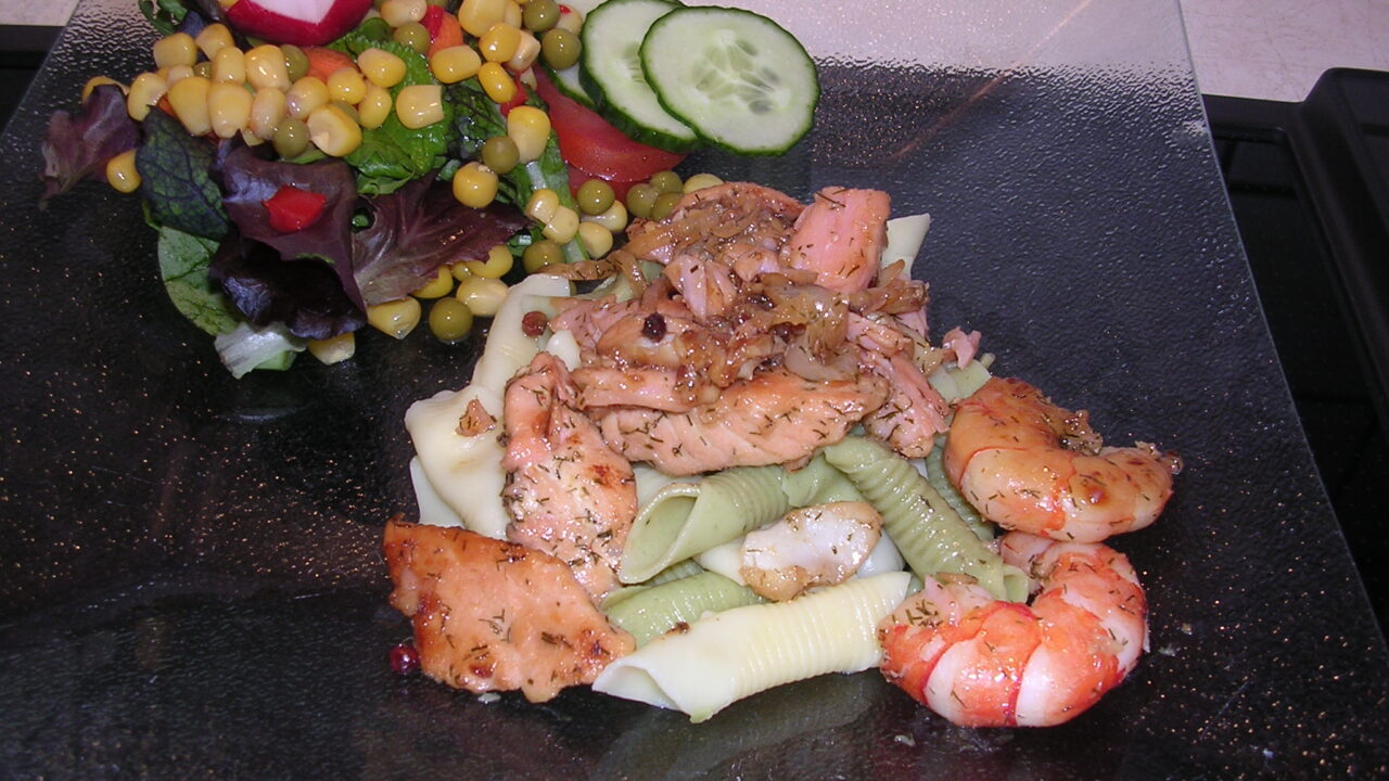 Lauwe pasta met zalm , gerookte zalm en scampi’s