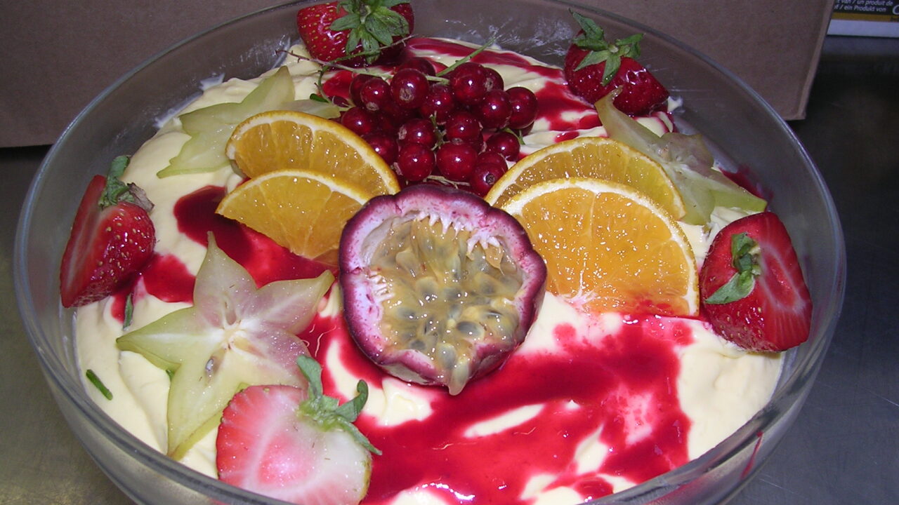 Vanille pudding met witte chocolade en fruit