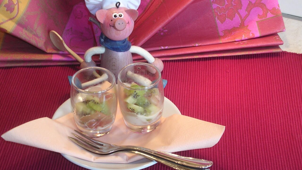 Hapje parmaham met kiwi en framboze dressing