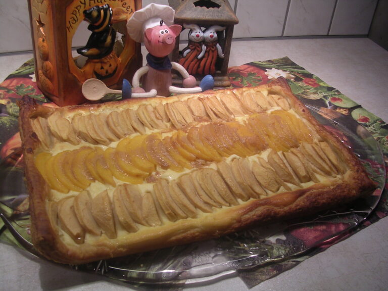 Bladerdeeggebak met kwark,appel en perziken