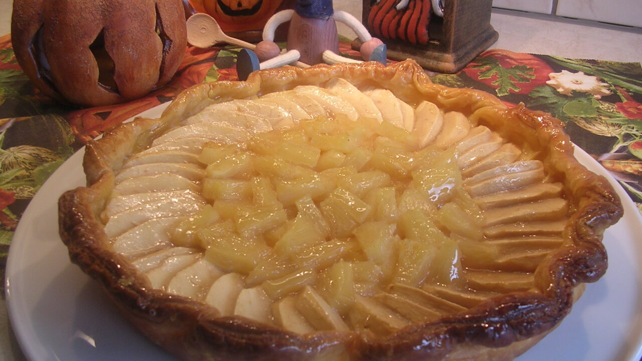 Bladerdeegtaart met appel en ananas