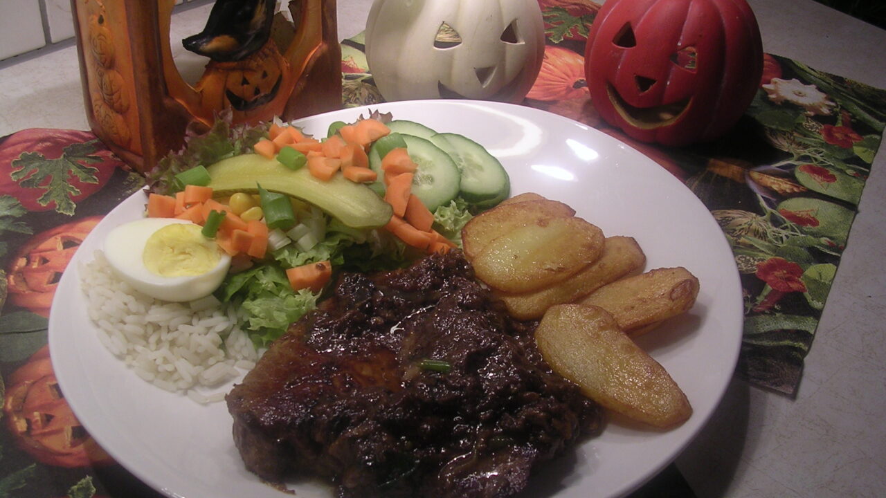 Rumsteak met rode ui en champignons