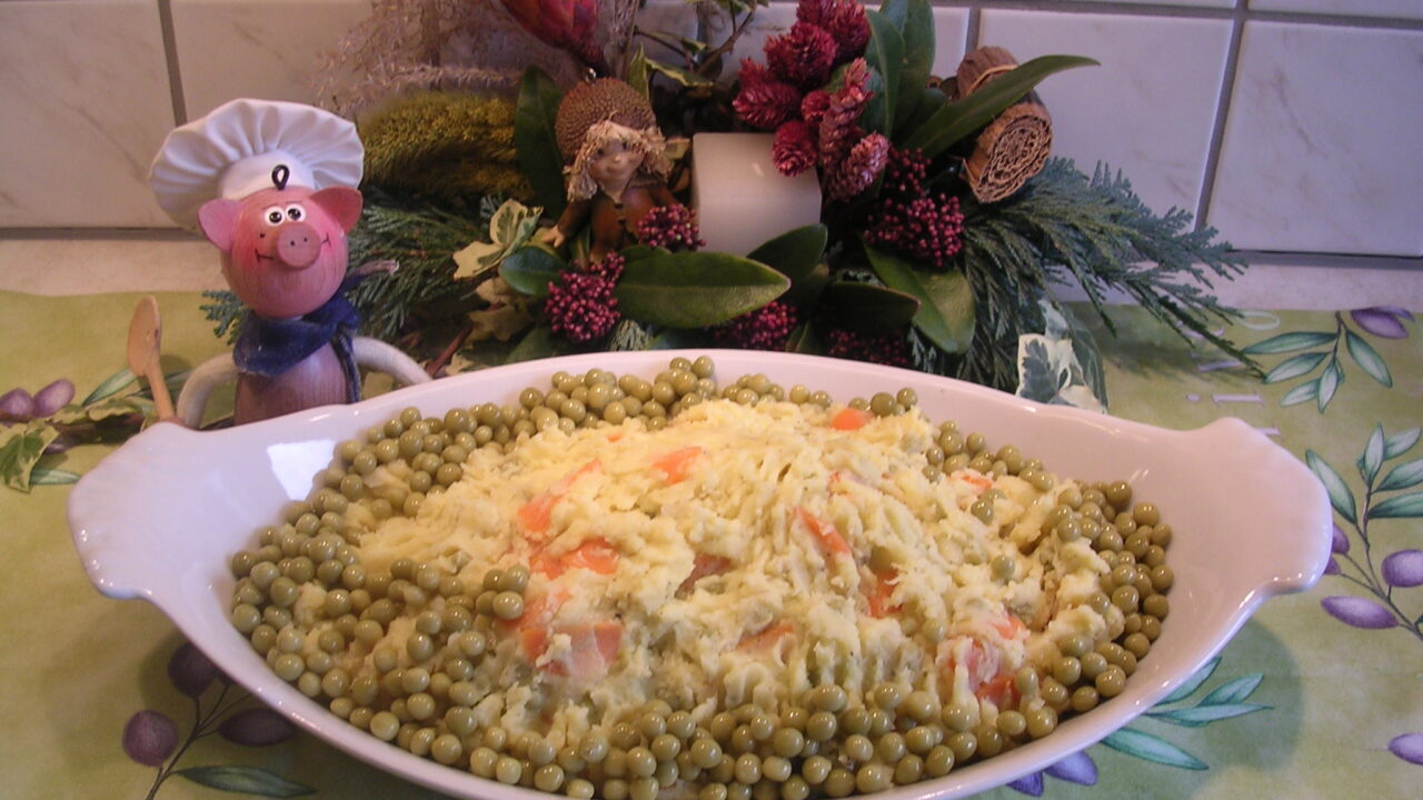 Aardappelpuree met erwten, wortelen en ajuin