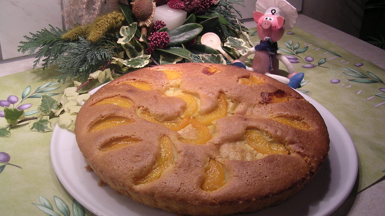 Cake met perzikken en appel
