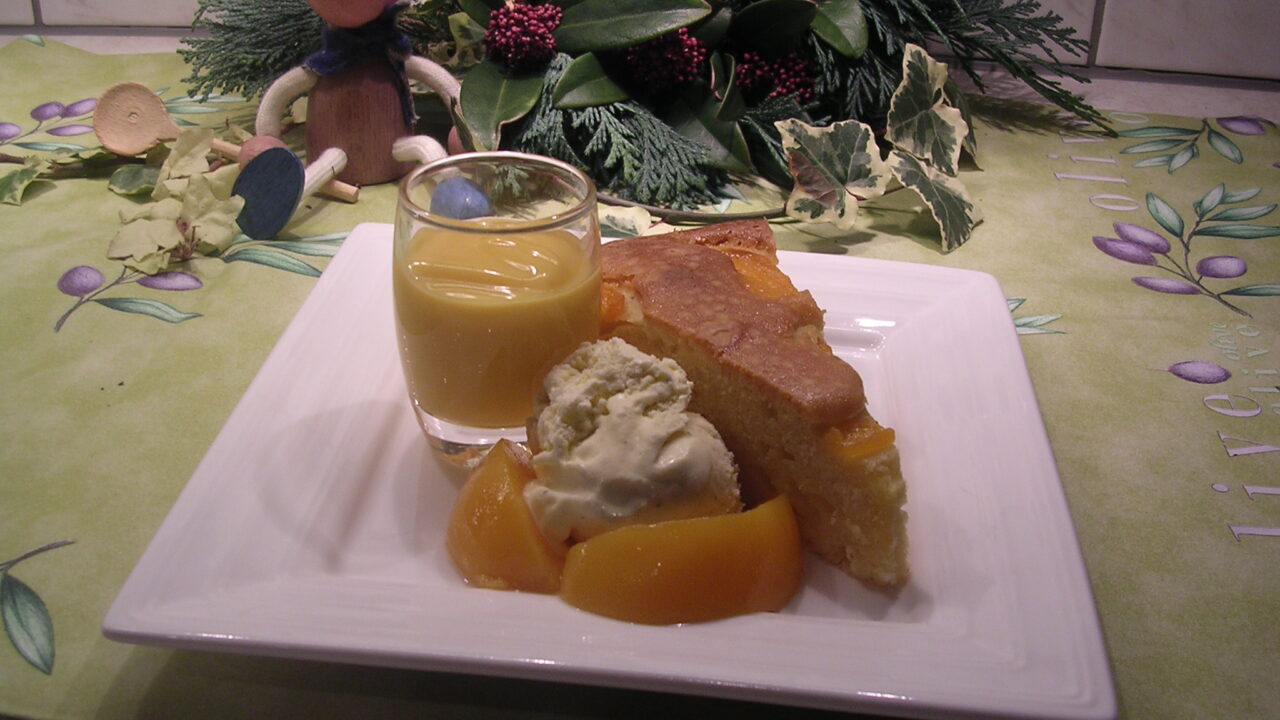 Dessertje ,cake met ijs en een glaasje advokaat