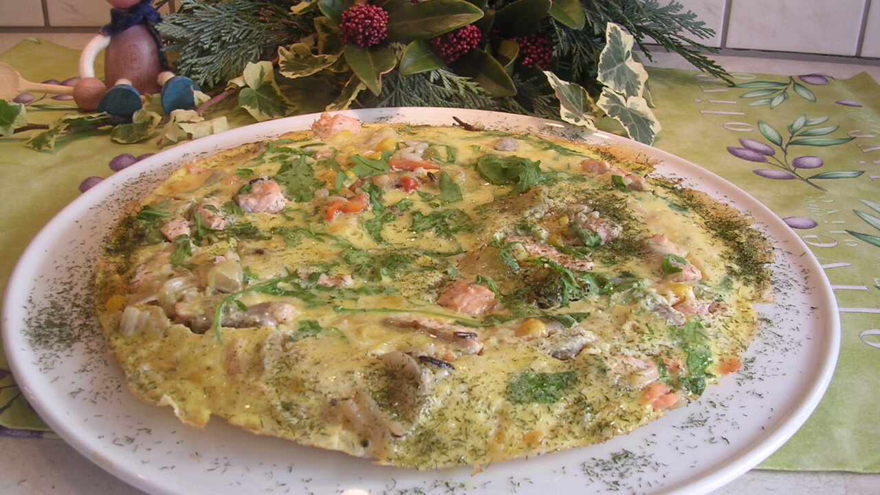 Eieromelet met vis en alle overschotjes van toen.
