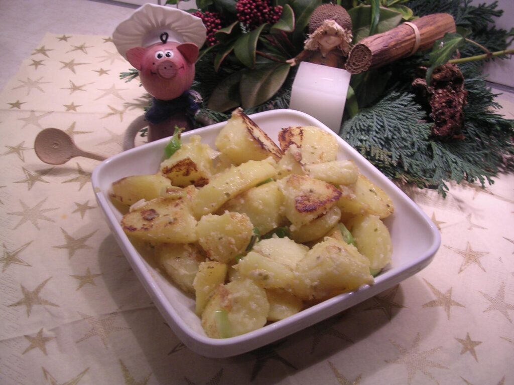 Aardappelen gewenteld in Boursin met ajuinpijpjes