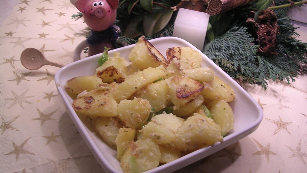 Aardappelen gewenteld in Boursin met ajuinpijpjes