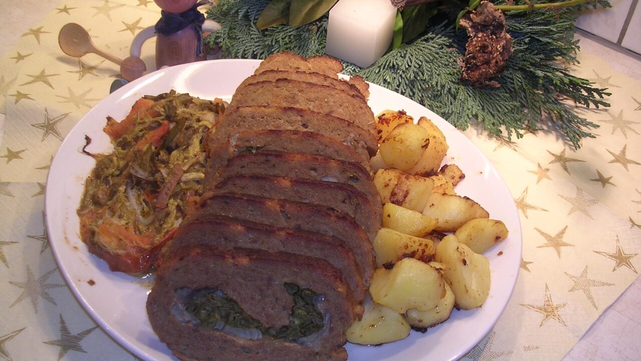Gehakt brood met verborgen boontjes en rode ui