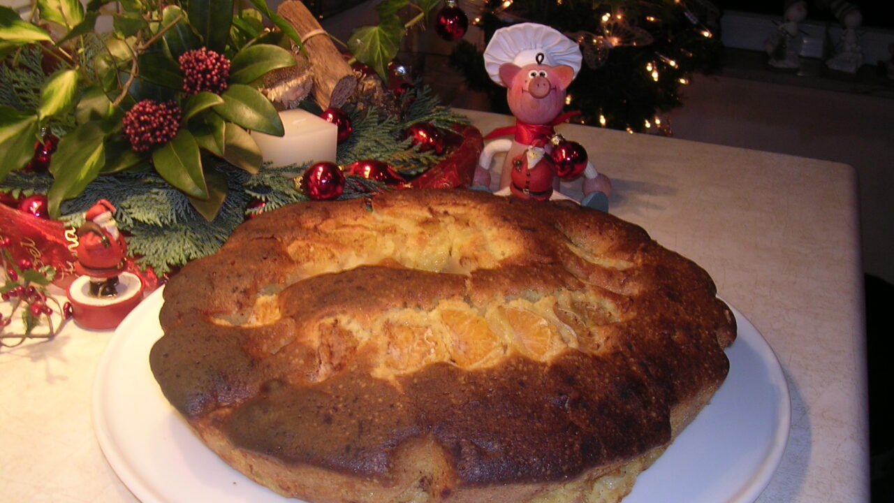 Peren cake afgegarneerd met manderijntjes