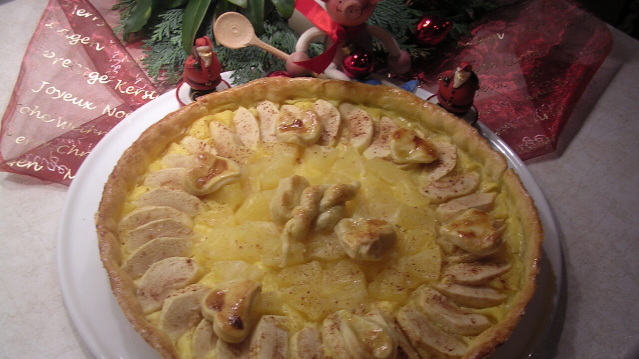 Taart met appel , ananas en beneveld met kaneel