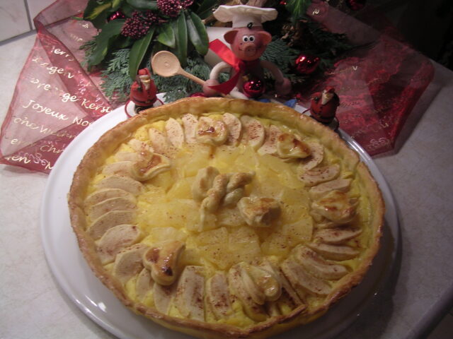 Taart met appel , ananas en beneveld met kaneel