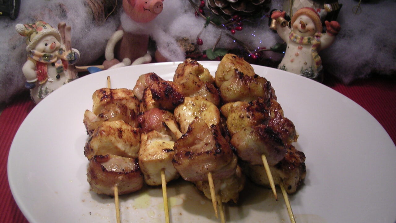 Brochette : kip , gerookt spek en chipolata