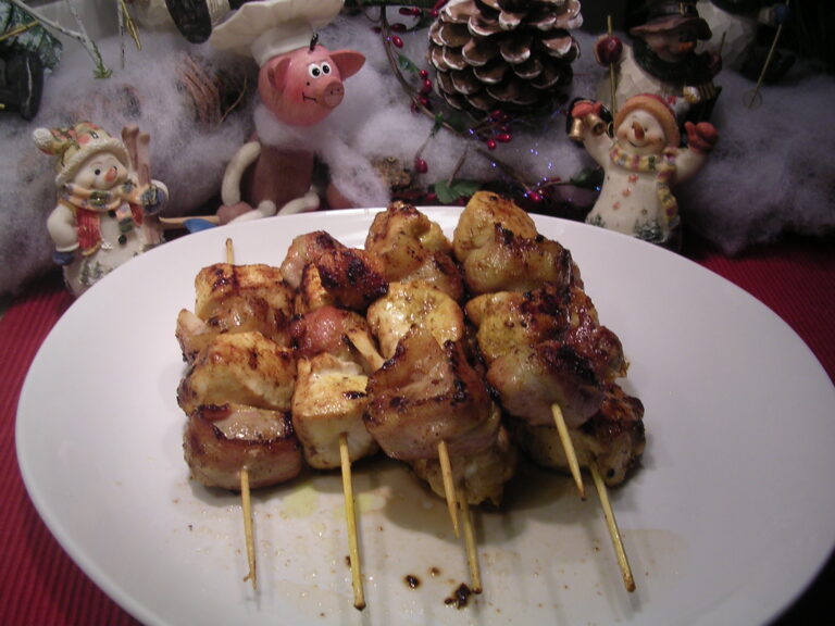 Brochette : kip , gerookt spek en chipolata