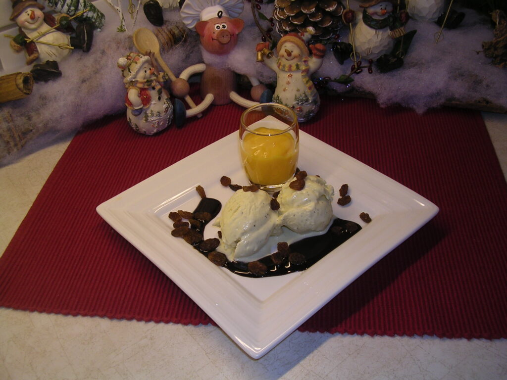 Dessert : kaneelijs met rozijnen