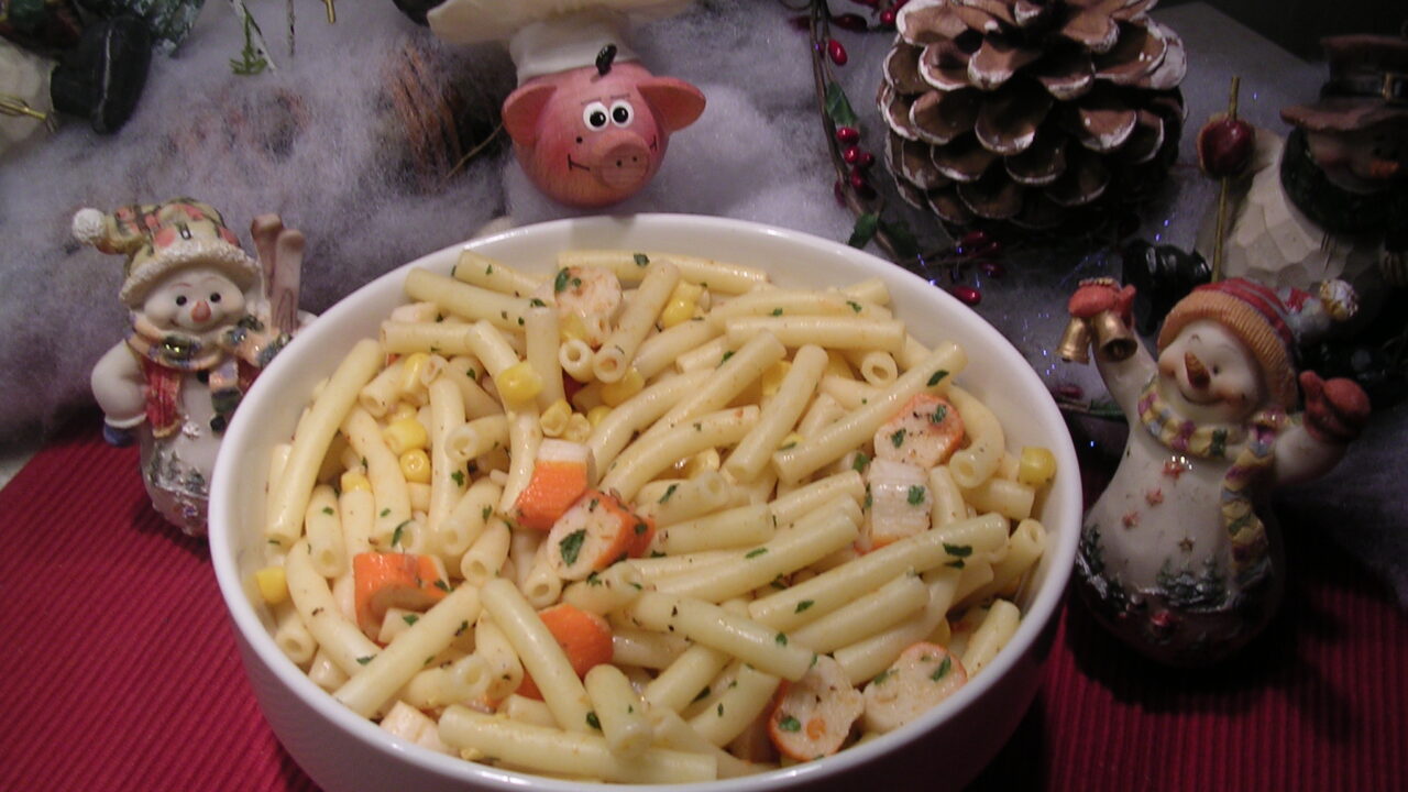 Koude macaroni met krab en yoghurt dressing