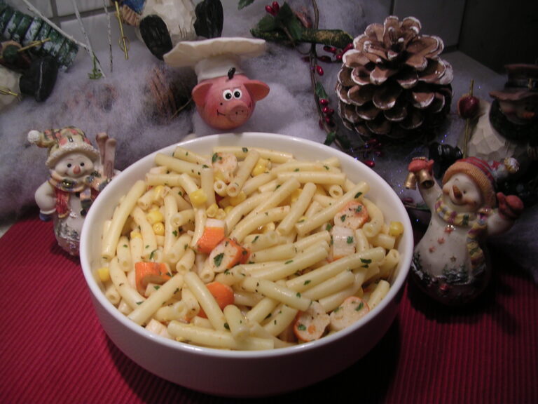 Koude macaroni met krab en yoghurt dressing