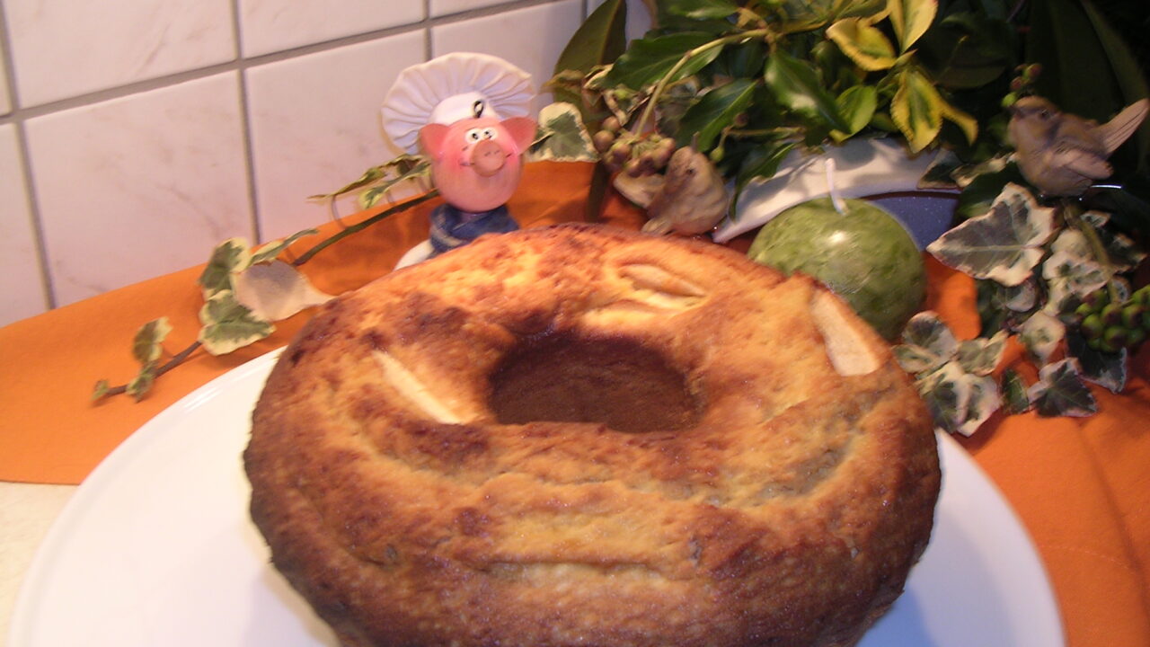 Gold colored appel cake