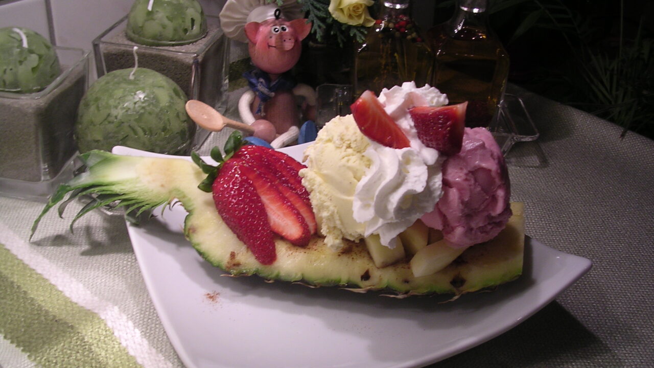 Dessert : gevulde ananasboot