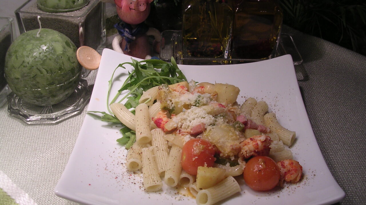 Lente pasta-salade met spek en rivierkreeftjes