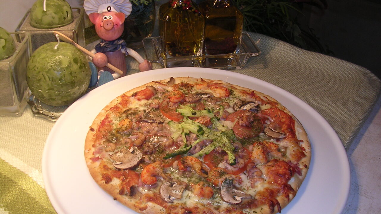 Pizza met grijs garnalen en rivierkreeftjes