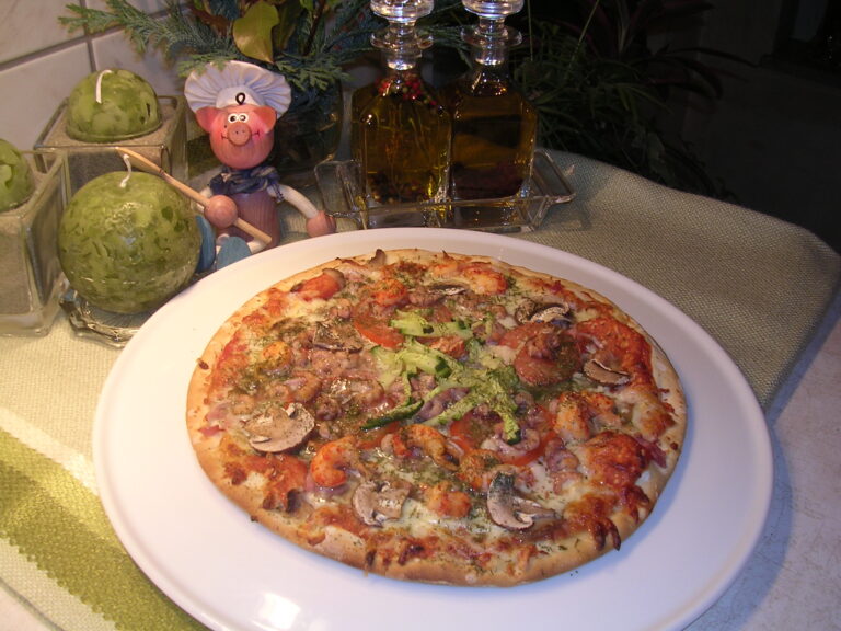 Pizza met grijs garnalen en rivierkreeftjes