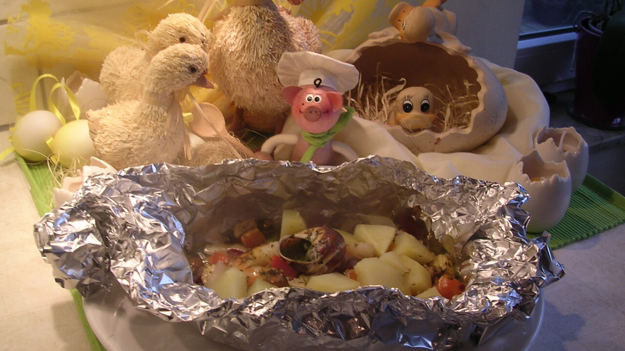 Een lente papillote van vis en groenten op bbq
