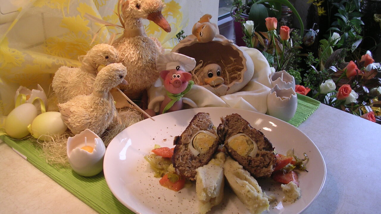 Gevuld gehaktbrood met frisse groenten en puree