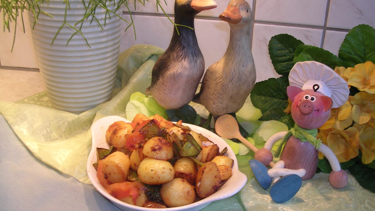 Aardappelen opgebakken met sluimererwten, tomaat, rode ajuin en rode pesto