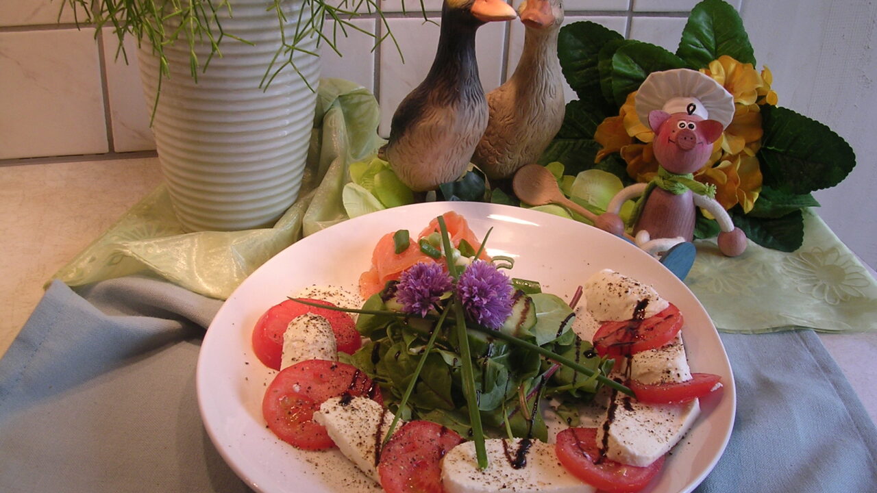 Een fris slaatje met tomaat en mozzarella en gerookte zalm