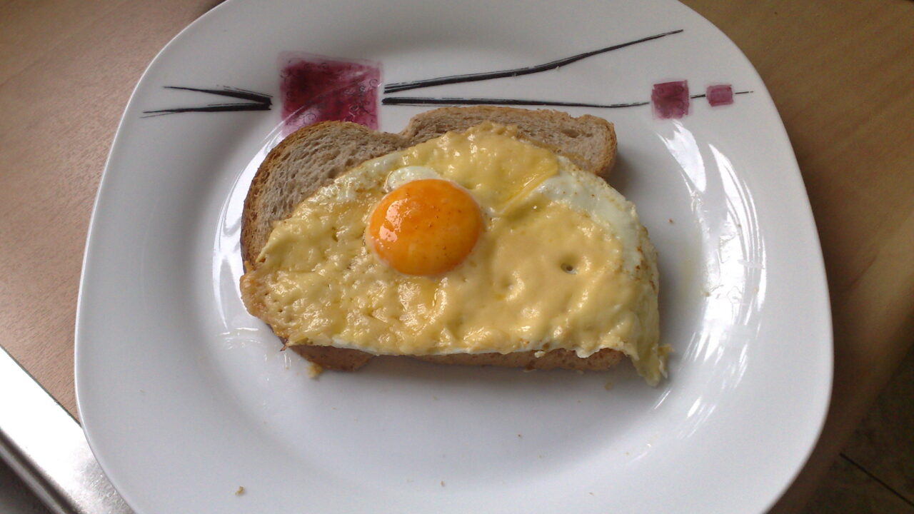 Gebakken ei met chilli en kaas