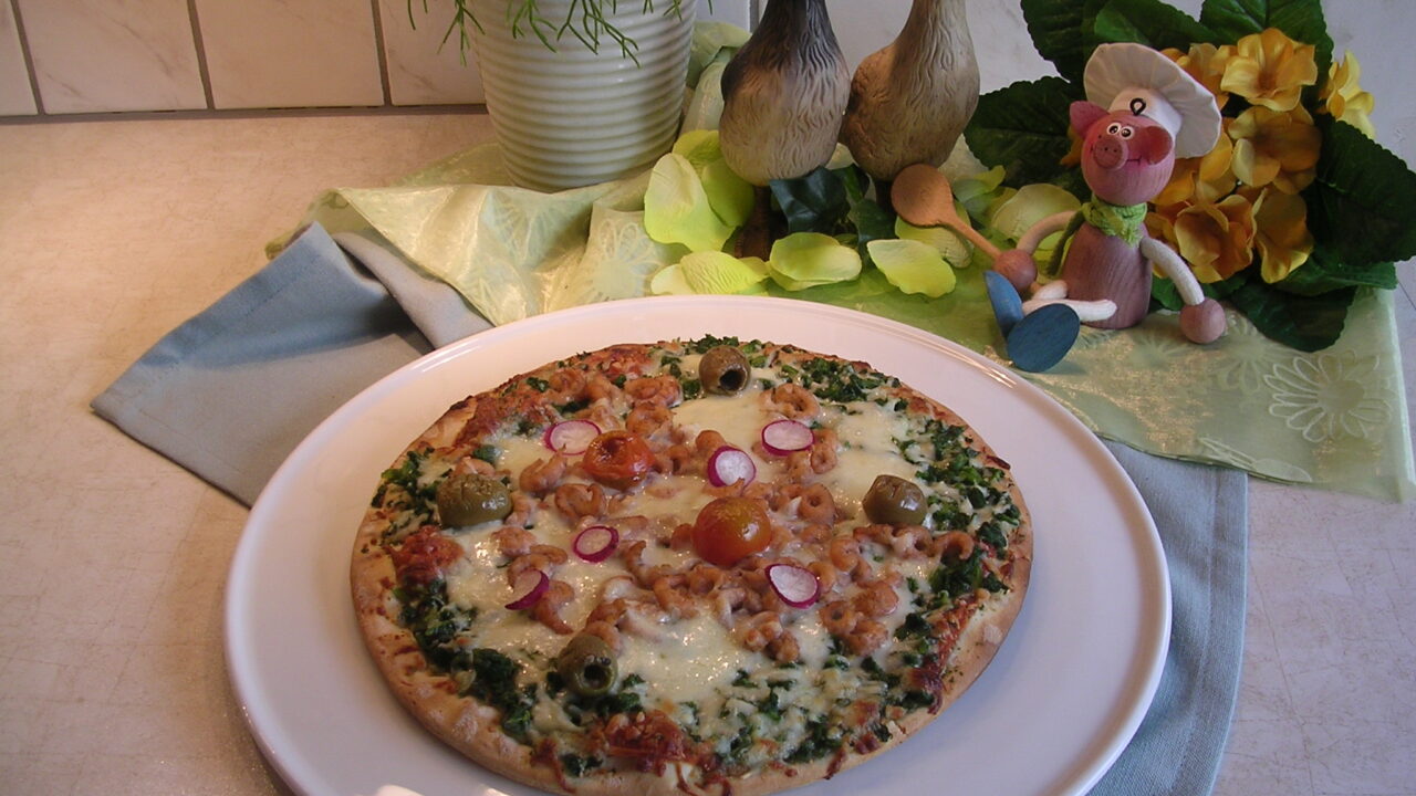 Pizza met spinazie en grijs garnalen
