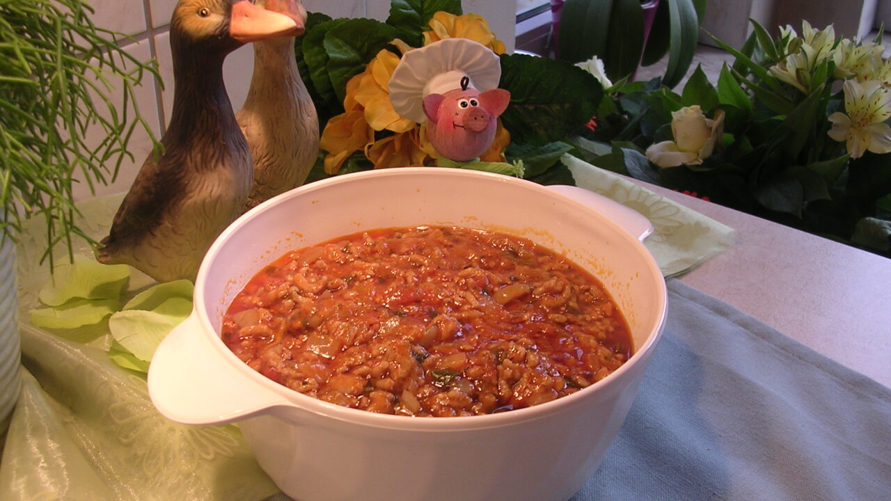 Spaghetti saus met rode pesto en rucola