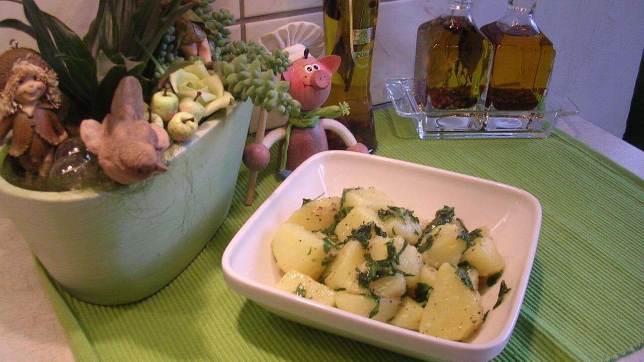 Aardappel blokjes met verse rucola goed gepeperd