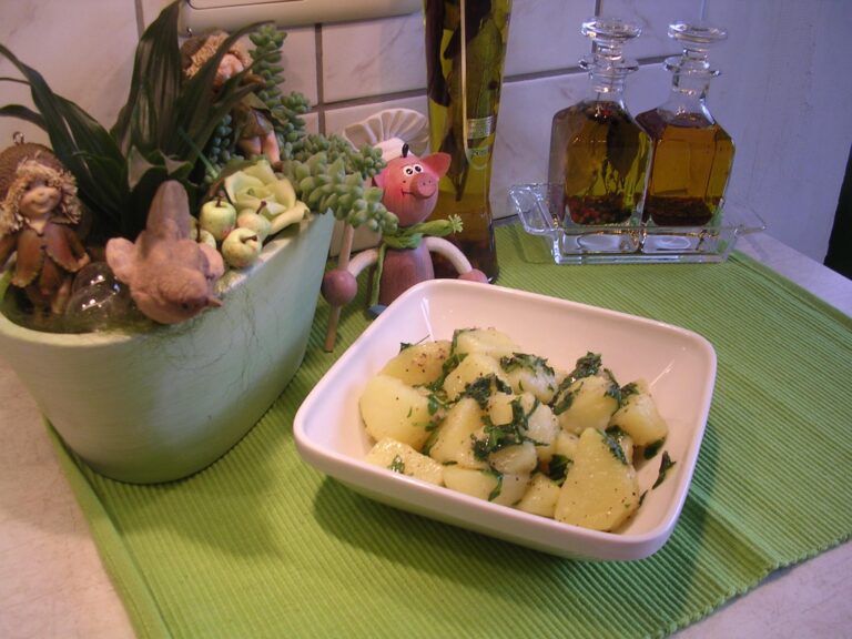 Aardappel blokjes met verse rucola goed gepeperd