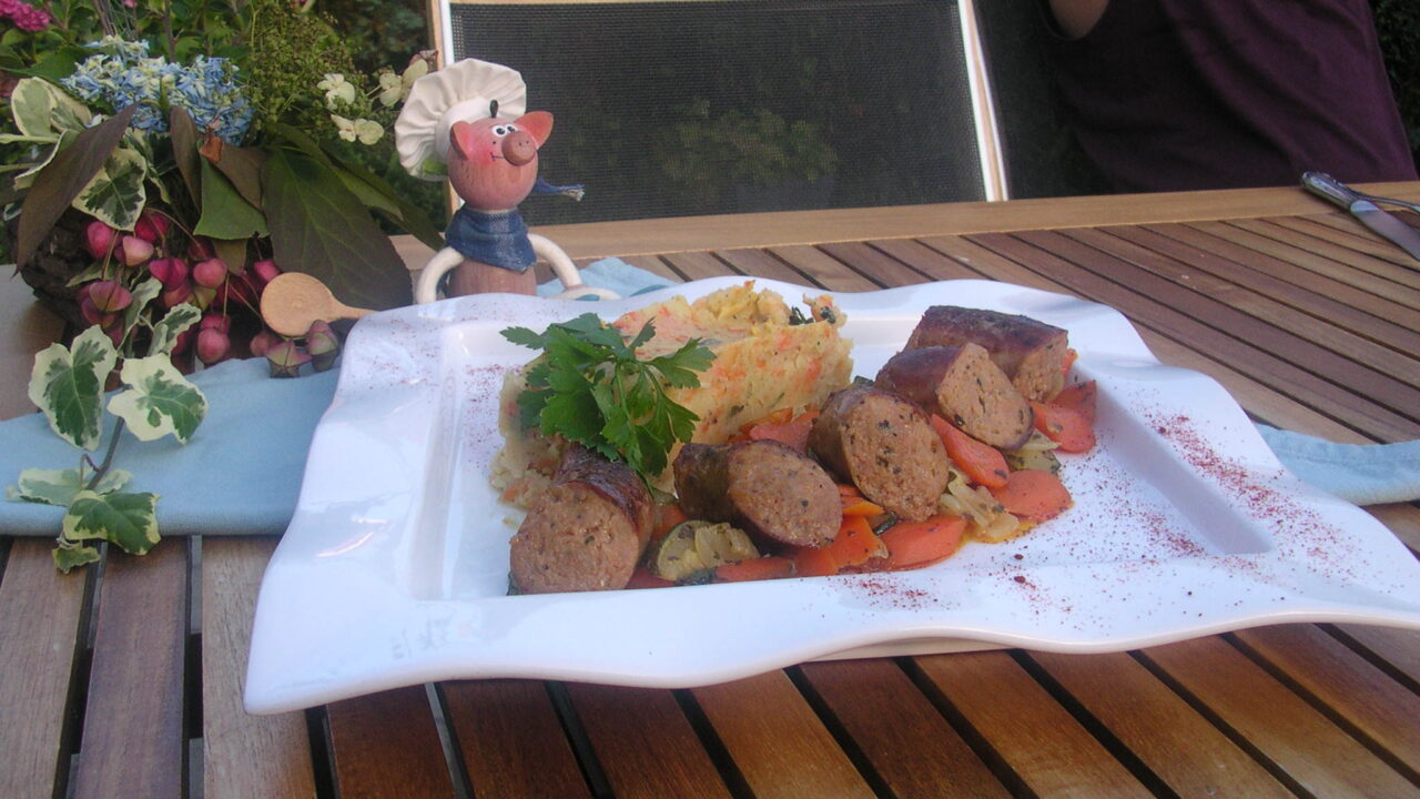 Braadworst op een bedje van groenten met puree