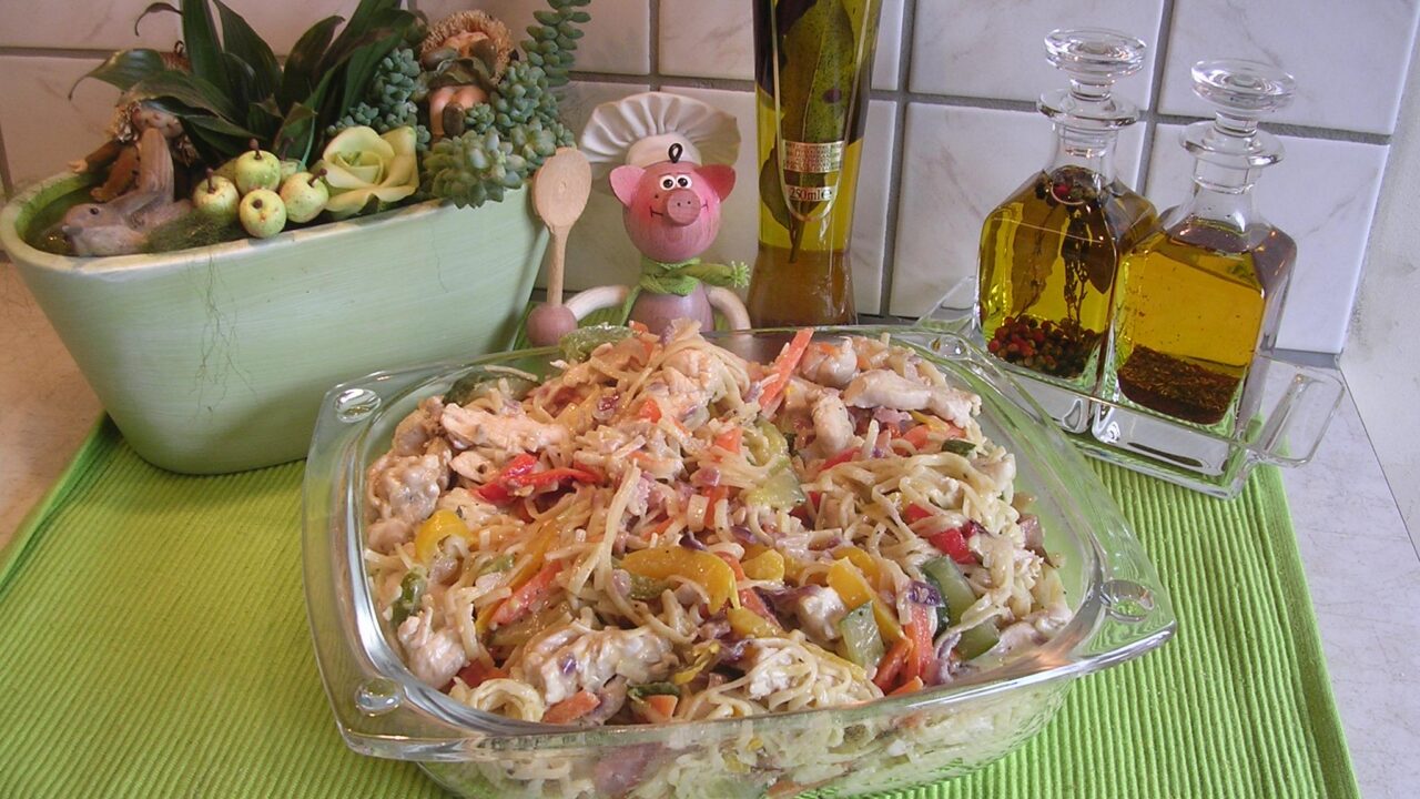 Koude wok pasta met kip en groenten