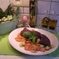 Lamsepigram met wortelen , aardappelen en verse basilicum