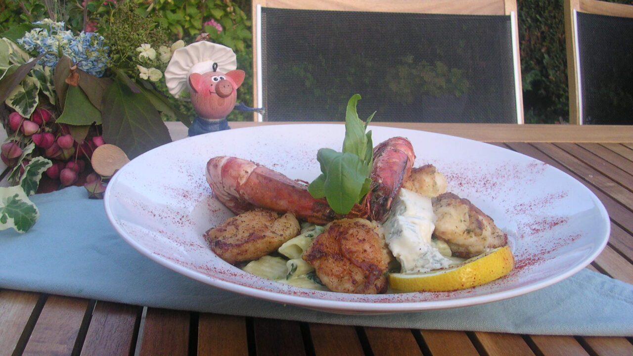 Penne met verse spinazie , gorgonzola en kabeljauwwangen