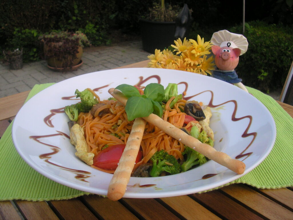 Sinaasappelpasta met een gekleurd tintje