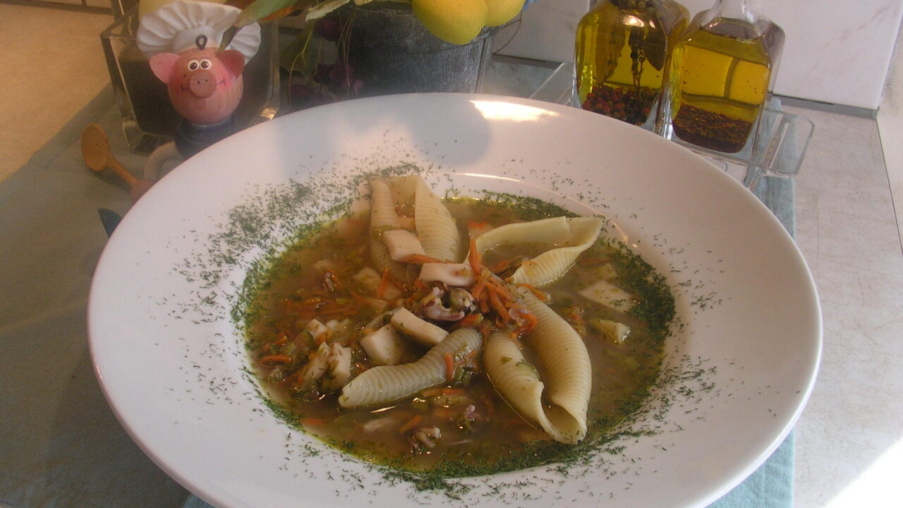 Soep :Fish soup with giant pasta shells
