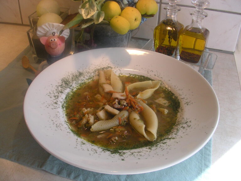 Soep :Fish soup with giant pasta shells