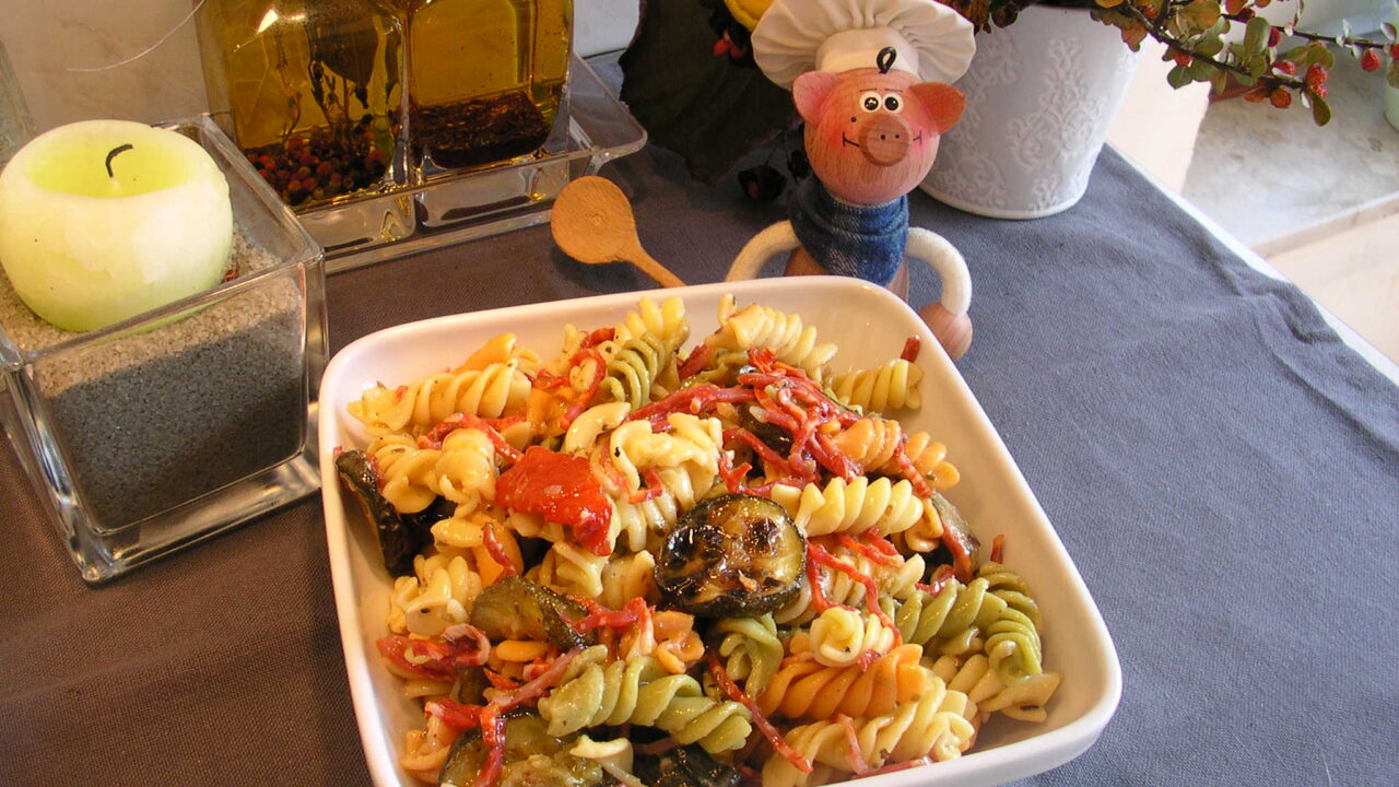Spirelli tricolore met zuiderse groenten en chorizo ham