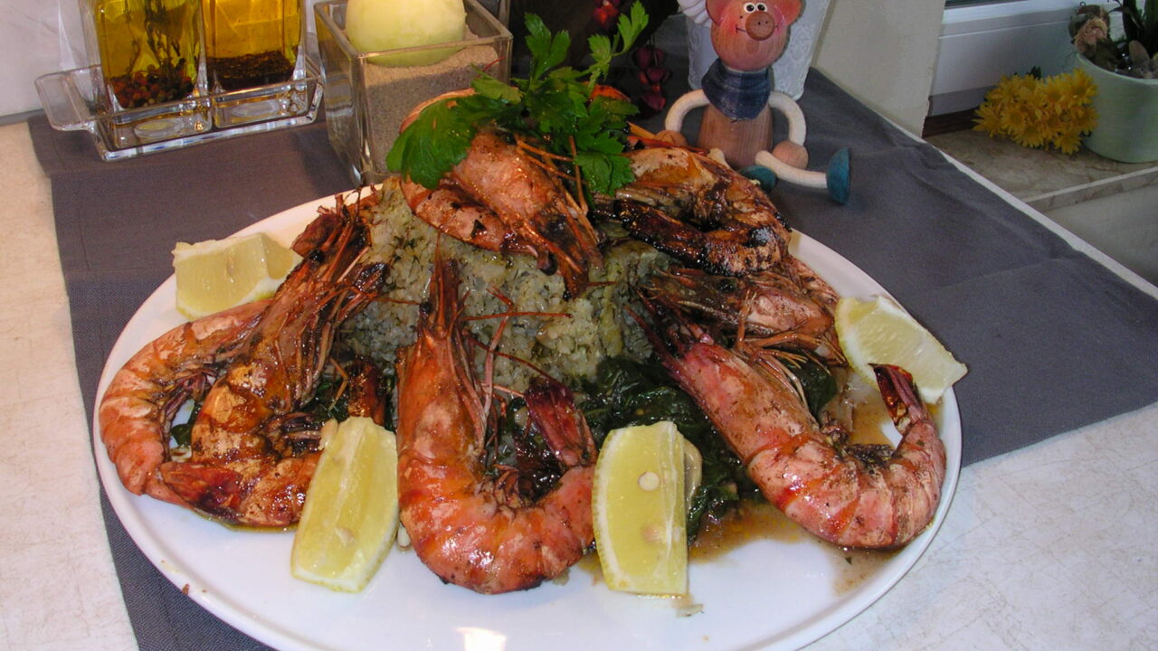 Gamba’s met wilde rijst en spinazie