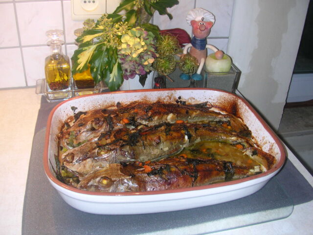 Knorhaan met alles erop en der aan in de oven.