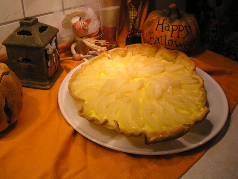 Kruimeldeeg taart met pudding en peren