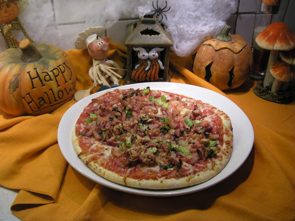 Pizza met gerookt spek en gerookte kalkoen