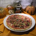 Pizza met gerookt spek en gerookte kalkoen