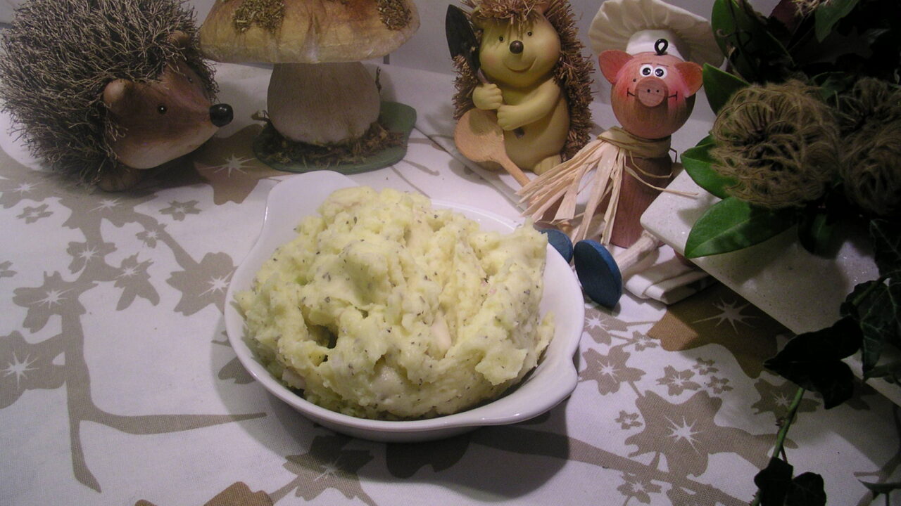Aardappelpuree met sjalotten en gemalen kaas